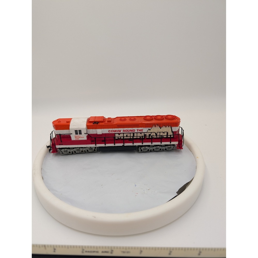 Rocky Mountain Line Diesel Locomotive HO Scale Red White Comin Round Mountain - Picture 4 of 7